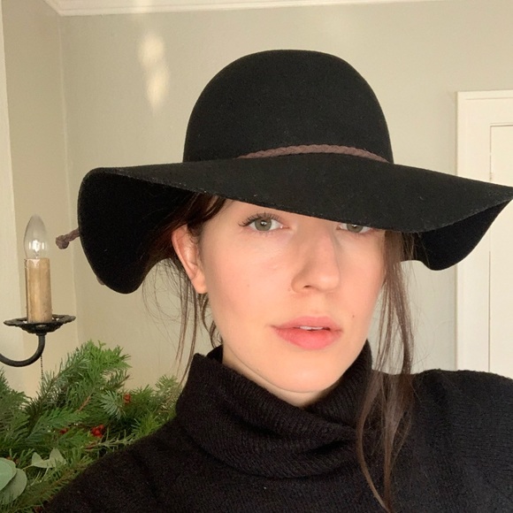 Pack of Cute Felt Hats for Winter! - Picture 7 of 7